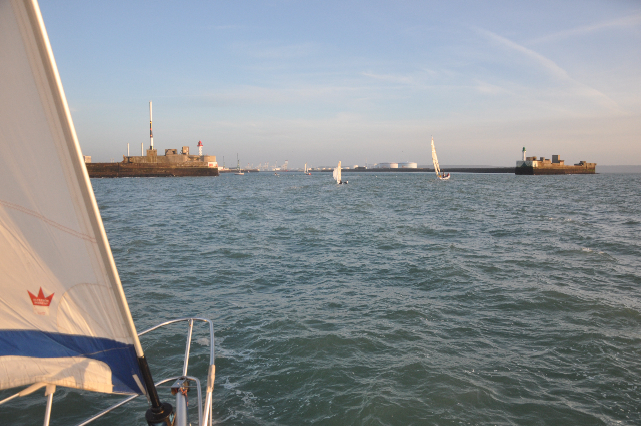 voilier en approche de Fécamp - TML Voile