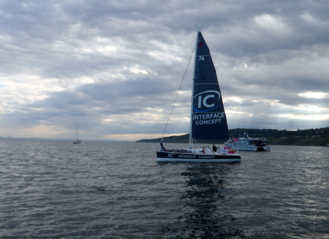 Gildas Mahé (Interface Concept) en train d’établir ses voiles avant le départ. - TML Voile