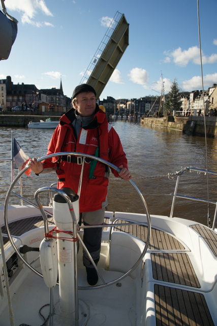 Denis à la barre devant le pont relevé - TML Voile