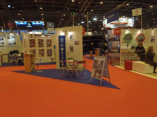 le stand TML Voile devant Pen Duick II