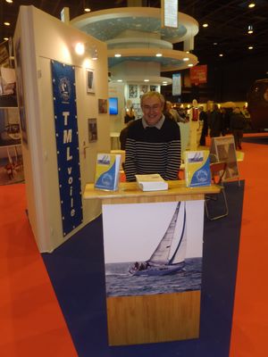 Alain attendant les adhérents au stand de TML Voile