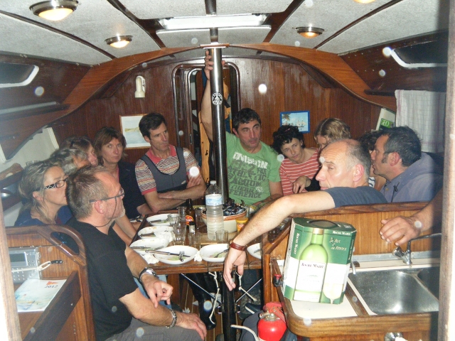 Le repas du soir dans le carré - TML Voile