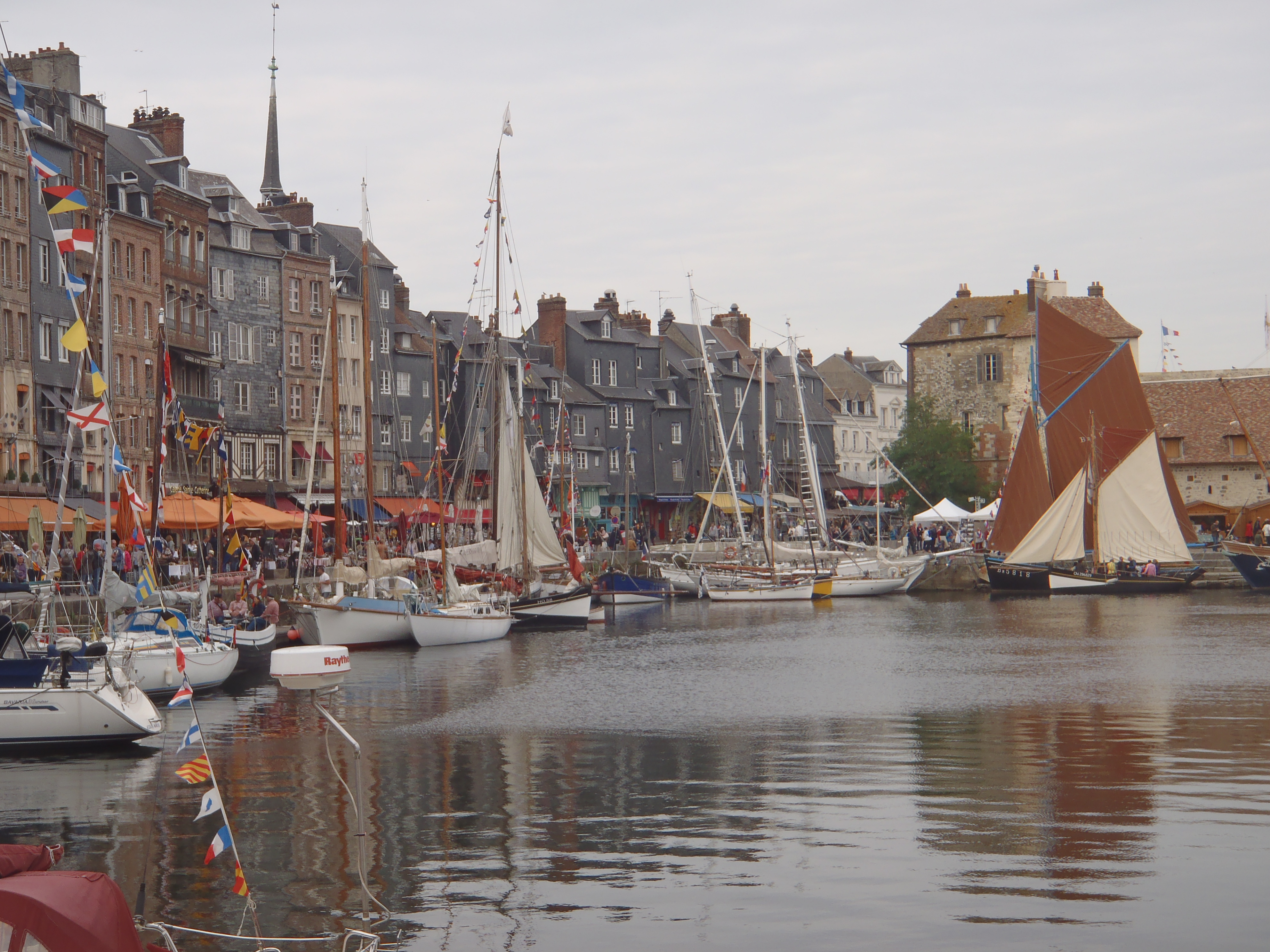 Le port d'Honfleur encombré par les vieux gréements - TML Voile